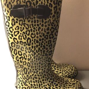 Animal print ladies knee high pull on rain boots. Size 6. Barely worn.